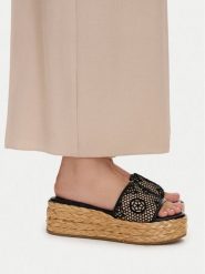 Guess Klapki FLJBIA FAL04 Czarny. Czarne klapki Guess, z aplikacjami, z materiału, bez obcasa. Za 334.99 zł.