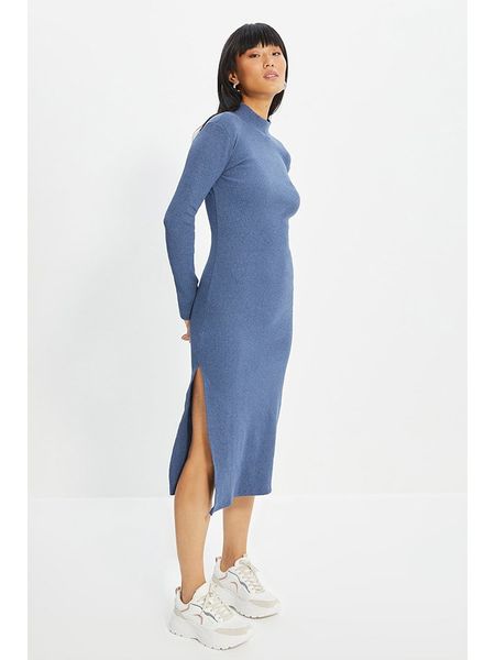Trendyol Sukienka w kolorze niebieskim rozmiar: L. Niebieskie sukienki Trendyol, l, bez wzorów, z bawełny, bez kołnierzyka, bez ramiączek, midi. Za 60.73 zł.