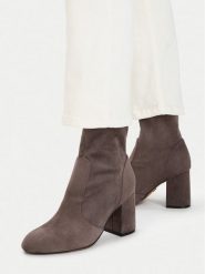 Nine West Botki CEO-C6031-1 Szary. Szare botki Nine West, bez wzorów, z materiału, bez obcasa, na słupku, bez zapięcia. Za 279.99 zł.