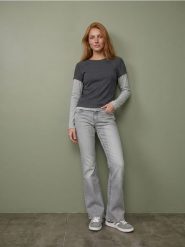 Jeansy flare z efektem sprania low waist - szary. Szare jeansy Sinsay, bez wzorów. Za 69.99 zł.