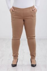 Klasyczne beżowe spodnie Nita ze zwężoną nogawką PLUS SIZE XXL. Brązowe spodnie materiałowe Nasi partnerzy, do pracy, plus size, bez wzorów, z elastanu, plus size, krótkie. Za 159.90 zł.
