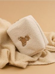 Kosmetyczka z haftowanym misiem - wielobarwny. Kufry i kosmetyczki Sinsay, bez wzorów, bez dodatków. Za 19.99 zł.