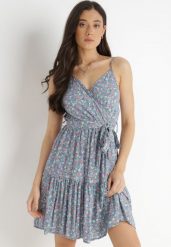 Niebieska Sukienka z Wiskozy Porthos. Niebieskie sukienki Born2be, na lato, l, bez wzorów, z wiskozy, bez kołnierzyka, bez ramiączek, mini, kopertowe. Za 54.99 zł.