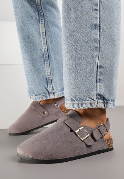 Szare Sandały w Stylu Chodaków Ozdobione Klamrami Qyrraya. Szare sandały Born2be, bez wzorów, eleganckie, bez obcasa, na płaskiej podeszwie, bez zapięcia. Za 69.99 zł.