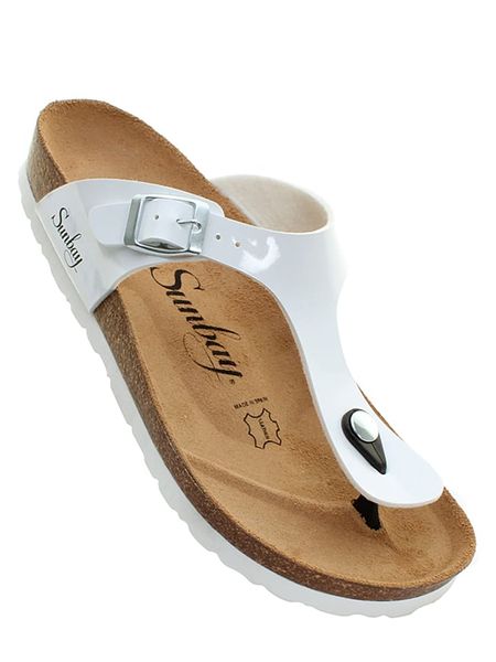 Sunbay Japonki "Camelia" w kolorze białym rozmiar: 41. Białe klapki Sunbay, bez wzorów, z lakierowanej skóry, z otwartym noskiem, bez obcasa. Za 124.95 zł.