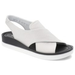 Białe Sandały Nessi Modne Obuwie Damskie. Białe sandały Nessi, bez wzorów, ze skóry, eleganckie, bez obcasa, bez zapięcia. Za 399.00 zł.