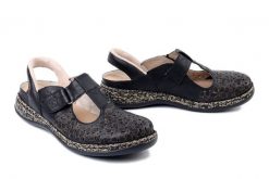 RIEKER 46397-00 black, sandały damskie. Czarne sandały Rieker, bez wzorów, z gumy, bez obcasa, bez zapięcia. Za 349.90 zł.