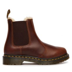 Sztyblety Dr. Martens. Brązowe botki Dr. Martens, bez wzorów, bez obcasa, na płaskiej podeszwie, bez zapięcia. Za 989.99 zł.