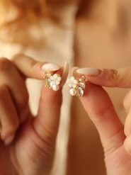 Pierres delicates Pozłacane kolczyki-wkrętki z perłami rozmiar: onesize. Białe kolczyki Pierres delicates, z kryształem, pozłacane. Za 56.99 zł.