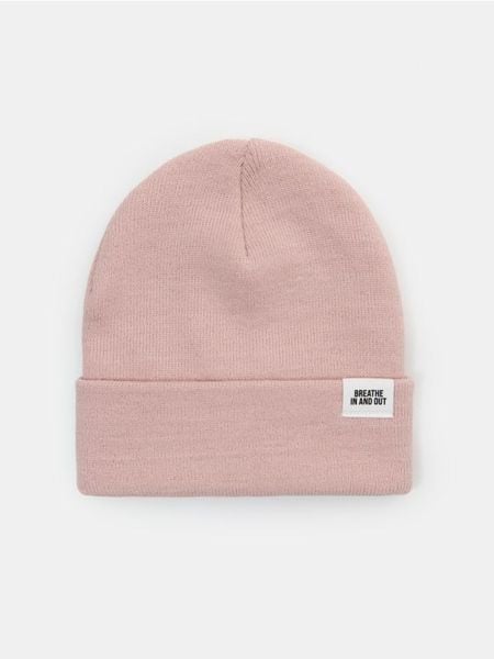 Czapka beanie z naszywką - różowy. Czerwone czapki Sinsay, z aplikacjami. Za 9.99 zł.