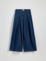 Jeansy wide leg z zakładkami - granatowy. Niebieskie jeansy Reserved, bez wzorów. W wyprzedaży za 99.99 zł.