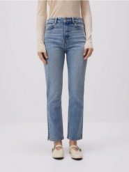 Jeansy straight - niebieski. Niebieskie jeansy Reserved, bez wzorów. W wyprzedaży za 59.99 zł.