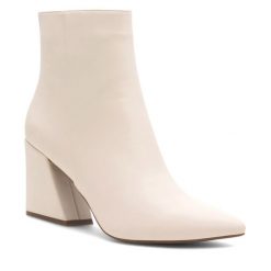 Botki Nine West. Białe botki Nine West, bez wzorów, bez obcasa, na słupku, bez zapięcia. Za 279.99 zł.