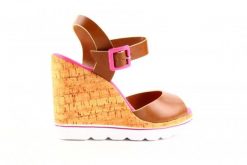 Sandały Dijean 457 720 At. Hazelnt Mag, Brąz, Skóra ekologiczna - 40. Brązowe sandały Dijean, bez wzorów, ze skóry ekologicznej, klasyczne, bez obcasa, na koturnie, bez zapięcia. W wyprzedaży za 26.10 zł.