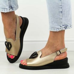 Złote skórzane sandały damskie na koturnie Filippo Ds6069/25. Żółte sandały Filippo, z aplikacjami, ze skóry, eleganckie, bez obcasa, na koturnie, bez zapięcia. Za 189.00 zł.