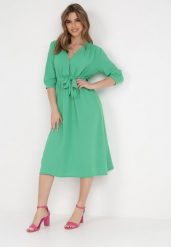 Zielona Sukienka Rheniolea. Zielone sukienki Born2be, m, bez wzorów, eleganckie, bez kołnierzyka, bez ramiączek, midi, kopertowe. Za 84.99 zł.