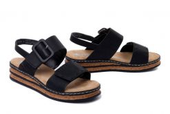 RIEKER 62950-00 black, sandały damskie. Czarne sandały Rieker, bez wzorów, bez obcasa, na koturnie, bez zapięcia. Za 359.90 zł.