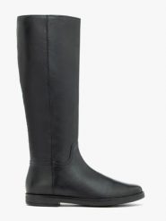 Czarne kozaki z wąską cholewką. Czarne kozaki Ryłko, ze skóry, z okrągłym noskiem, bez obcasa, na płaskiej podeszwie, bez zapięcia. Za 649.99 zł.