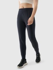 4F Spodnie dresowe w kolorze czarnym rozmiar: L. Czarne spodnie dresowe 4f, l, bez wzorów, z dresówki, na fitness i siłownię. Za 61.95 zł.