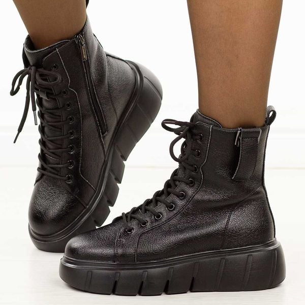 Czarne skórzane botki damskie na platformie Cambell 19339. Czarne botki Cambell, na jesień, bez wzorów, z jeansu, z okrągłym noskiem, bez obcasa, na platformie, bez zapięcia. W wyprzedaży za 305.97 zł.