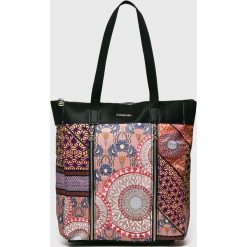 Desigual - Torebka. Torby na ramię Desigual, bez wzorów, z materiału, casualowe, do ręki, duże, z nadrukiem, bez dodatków. W wyprzedaży za 269.90 zł.