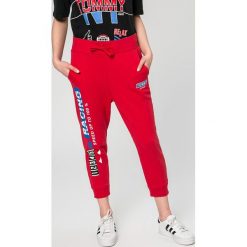 Tommy Jeans - Spodnie. Spodnie dresowe marki Tommy Jeans. Za 449.90 zł.