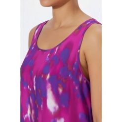 Damskie Sukienka midi kwiaty krój trapezowy okrągły dekolt bez rękawów. Czerwone sukienki Ulla Popken, plus size, bez wzorów, z materiału, sportowe, bez kołnierzyka, plus size, bez ramiączek, midi, sportowe. Za 279.99 zł.