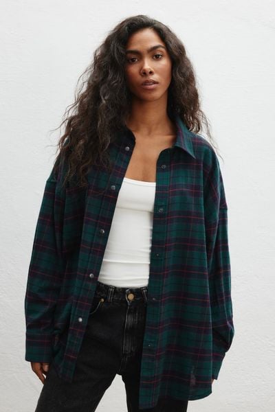 Koszula typu oversize w kratę ZIELONĄ - RENO 9360-M/L. Zielone koszule Marsala, l, bez wzorów, z bawełny, klasyczne, bez kołnierzyka, bez ramiączek. Za 329.90 zł.