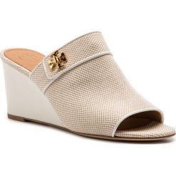 Klapki TORY BURCH - Kira 65mm Open Toe Mule 55520 Natural/Perfect Ivory 263. Brązowe klapki Tory Burch, bez wzorów, z materiału, z otwartym noskiem, bez obcasa, na obcasie. W wyprzedaży za 739.00 zł.