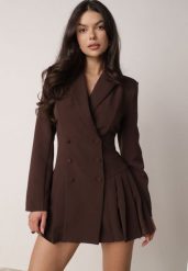 Brązowa Sukienka o Kroju Marynarki VICES z Poduszkami w Ramionach Serlina. Brązowe sukienki Born2be, na co dzień, l, bez wzorów, eleganckie, bez kołnierzyka, bez ramiączek, mini, kopertowe. Za 229.99 zł.