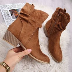 Kowbojki damskie zamszowe brązowe eVento - camel. Brązowe botki eVento, bez wzorów, z zamszu, bez obcasa, bez zapięcia. Za 119.99 zł.