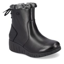 Botki Rieker. Czarne botki Rieker, bez wzorów, bez obcasa, na koturnie, bez zapięcia. Za 263.99 zł.
