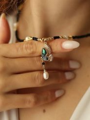 Pierres delicates Pozłacany naszyjnik z elementami ozdobnymi - dł. 50 cm rozmiar: onesize. Białe naszyjniki Pierres delicates, z kryształem, pozłacane. Za 65.99 zł.