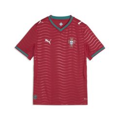 Młodzieżowa koszulka domowa reprezentacji Portugalii 2026 PUMA. Czerwona bluzki Puma, m, bez wzorów, młodzieżowe, bez kołnierzyka, bez ramiączek. Za 349.00 zł.