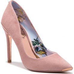 Szpilki TED BAKER - Kawaa 9-18162 Winter Rose. Czerwone szpilki Ted Baker, z aplikacjami, z materiału, bez obcasa, na obcasie, bez zapięcia. W wyprzedaży za 449.00 zł.