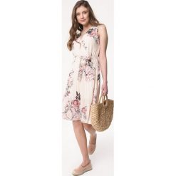 Jasnobeżowa Sukienka Little Garden. Sukienki Born2be, na randkę, l, bez wzorów, bez kołnierzyka, bez ramiączek, midi, kopertowe. Za 109.99 zł.