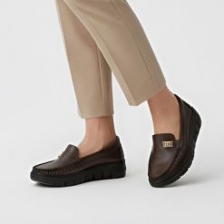 Półbuty damskie Armodo, mokasyny na płaskim obcasie i ze skóry naturalnej, czekoladowo-złote, 10167-S-Czekolada-Zl. Brązowe mokasyny Armodo, bez wzorów, ze skóry, bez obcasa. Za 305.99 zł.