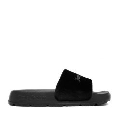 Klapki Juicy Couture. Czarne klapki Juicy Couture, bez wzorów, bez obcasa. Za 99.99 zł.