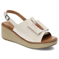 Beżowe Sandały Bombonella Modne Obuwie Damskie. Brązowe sandały Bombonella, bez wzorów, eleganckie, bez obcasa, na koturnie, bez zapięcia. Za 249.00 zł.