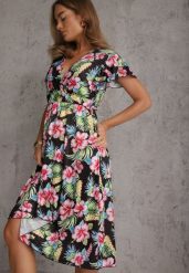 Czarna Kopertowa Sukienka z Wiskozą i Gumką w Talii w Tropikalne Kwiaty Chionobe. Czarne sukienki Renee, na co dzień, na lato, l, bez wzorów, z materiału, eleganckie, bez kołnierzyka, plus size, bez ramiączek, midi, kopertowe. Za 69.99 zł.