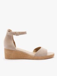 Piaskowe sandały na koturnie. Brązowe sandały Ryłko, bez wzorów, ze skóry, eleganckie, z okrągłym noskiem, bez obcasa, na koturnie, bez zapięcia. Za 399.99 zł.