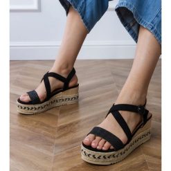 Czarne sandały espadryle na koturnie. Czarne sandały bez wzorów, ze skóry, eleganckie, z okrągłym noskiem, bez obcasa, na koturnie, bez zapięcia. Za 96.19 zł.