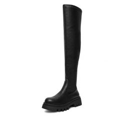 Muszkieterki DeeZee. Czarne kozaki DeeZee, bez obcasa, na płaskiej podeszwie, bez zapięcia. Za 259.99 zł.
