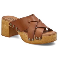 Brązowe Klapki Hee Skórzane Obuwie Damskie. Brązowe klapki Hee, z aplikacjami, ze skóry, bez obcasa, na obcasie. Za 299.00 zł.