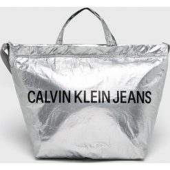 Calvin Klein Jeans - Torebka. Szare shopper Calvin Klein Jeans, bez wzorów, z jeansu, casualowe, na ramię, z nadrukiem, bez dodatków. Za 339.90 zł.