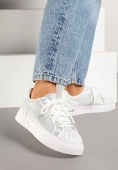 Białe Sneakersy Ozdobione Cyrkoniami i Tłoczonym Noskiem Calreis. Białe obuwie sportowe Born2be, z jeansu, bez zapięcia. Za 89.99 zł.