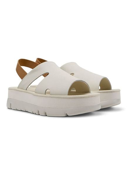 Camper Skórzane sandały w kolorze białym na obcasie rozmiar: 38. Białe sandały Camper, bez wzorów, z otwartym noskiem, bez obcasa, na koturnie, bez zapięcia. Za 219.08 zł.