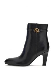 Guess Botki FLFOTI LEA10 Czarny. Czarne botki Guess, z aplikacjami, ze skóry, bez obcasa, na słupku, bez zapięcia. Za 764.99 zł.