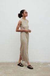 Sukienka maxi z wiskozy w kolorze BEIGE - AMBER-S. Brązowe sukienki Marsala, na co dzień, na lato, m, bez wzorów, z tkaniny, eleganckie, bez kołnierzyka, bez ramiączek, maxi, proste. Za 299.90 zł.