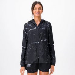 Damska kurtka przeciwwiatrowa do biegania w terenie TERRARUN WINDBREAKER. Czarne kurtki sportowe BODYCROSS, bez wzorów, z tkaniny, bez kaptura, do biegania. Za 739.99 zł.
